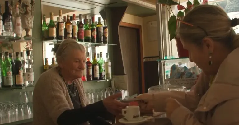 বার সেন্টারে কাজ করছেন আন্না পোসি